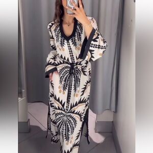 H and m V-Neck Palm Print Maxi Dress in Black & Cream sz small